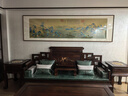 摩馬藝品千里江山圖山水畫(huà)客廳裝飾畫(huà)中式掛畫(huà)沙發(fā)背景畫(huà)宋氏美學(xué)國畫(huà) 雅致紅褐實(shí)木畫(huà)框【免費安裝】 90x298cm（館藏絲絹畫(huà)芯超長(cháng)定制版） 曬單實(shí)拍圖