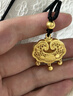 飾薇寶寶周歲仿真金鎖仿沙金吊墜平安鎖長(cháng)命鎖項鏈嬰兒周歲禮拍照道具 寶寶平安鎖【送禮盒】 曬單實(shí)拍圖