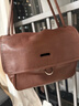 裘真新年禮物 復古001郵差包女單肩通勤大容量斜挎包植鞣頭層牛皮包 咖啡色-中號 曬單實(shí)拍圖