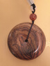 蘇小北海南黃花梨平安扣糠梨老料鬼眼紅木吊墜項鏈文玩手把件送女友首飾 直徑55mm*厚15mm 曬單實(shí)拍圖