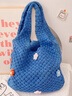 貞喜氣大容量手提包編織包花朵針織包單肩包ins風(fēng)女包包簡(jiǎn)約鏤空包包 藍色 曬單實(shí)拍圖
