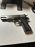 句可1:2.05合金M1911柯?tīng)柼貟仛な謽屚婢吣Ｐ驼房刹鹦督饘偈謽屚婢?禮盒-灰【模型不可發(fā)射】 +送5彈 曬單實(shí)拍圖