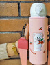 Bolikin 國潮刺繡保溫杯套通用象印水杯套保護套斜挎帶背帶便攜杯子套350ml 500ml防燙 刺繡粉色櫻桃小熊480-500ml 曬單實(shí)拍圖