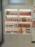 化妝品展示柜產(chǎn)品美容院美甲陳列柜子玻璃門(mén)護膚品置物架多層貨架 包送裝【長(cháng)虹玻璃門(mén)】奶油白色 長(cháng)120*寬30*200cm高 曬單實(shí)拍圖