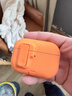 優(yōu)思頓適用airpods pro3保護套airpodspro三代蘋(píng)果耳機套airpod一體式男生磁吸三代四代降噪版pro3代盒 【橙色+掛繩】磨砂軟殼+秒變支架 AirPods Pro3 第三代（20 曬單實(shí)拍圖