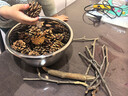 京廂圣誕松果松塔裝飾diy材料裝飾幼兒園環(huán)創(chuàng  )配件小干花手工樹(shù)枝大球 天然松果中號4-5CM【20個(gè)】 曬單實(shí)拍圖