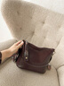 CADUNI KAISER包包女包牛皮小眾水桶包新款百搭單肩包生日禮物高級感送女友老婆 【酒咖】實(shí)用走心 大容量時(shí)尚輕奢高端斜挎包 曬單實(shí)拍圖