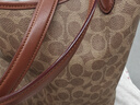 蔻馳（COACH）【禮物】經(jīng)典標志DAY 暗扣托特包單肩包大容量復古斜挎包冬季女包 B4/棕黃色 焦糖色（新版） 曬單實(shí)拍圖