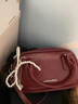 逸兼酒紅色小包包女2026春夏新款手提枕頭包百搭質(zhì)感復古斜挎包 紅色（帶掛飾） 曬單實(shí)拍圖