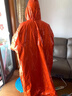 JCZS德國戶(hù)外應急保溫毯防寒救生毯雨衣生存裝備用品野外爬山防失溫毯 橙色【單個(gè)裝】雨衣式應急保溫毯 曬單實(shí)拍圖