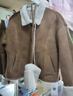 森馬（Semir）外套女冬季斜挎包分割仿麂皮仿羊羔毛2025新款巴恩風(fēng)翻領(lǐng)夾克 咖黃色調00353 M 曬單實(shí)拍圖