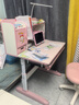 讀書(shū)郎兒童桌椅套裝學(xué)生寫(xiě)字書(shū)桌多功能可升降小戶(hù)型久坐舒服配護眼燈 80CM南洋楹木+護頭頸矯正椅 粉 曬單實(shí)拍圖