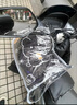 浪漫美西電動(dòng)車(chē)手把套冬季電瓶摩托車(chē)手套加絨加厚保暖擋風(fēng)防水 黑底線(xiàn)條航天員【大把套+pvc防水膜】 曬單實(shí)拍圖