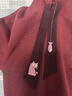 初語(yǔ)衛衣女2025秋新款貓咪刺繡領(lǐng)帶連帽學(xué)院風(fēng)小個(gè)子上衣 安可拉紅 M 曬單實(shí)拍圖