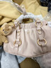 南風(fēng)Chio2nd紛香薔薇褶皺手提包包女款冬季溫柔小拎包通勤單肩斜挎包 奶茶色 曬單實(shí)拍圖