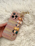 素洛適用蘋(píng)果16promax手機殼彩色編織公仔腕帶iPhone15卡通可愛(ài)手鏈14pro高級感時(shí)尚13超好看全包防摔 【彩色編織】趣味公仔護腕+珍珠手鏈 iPhone 16 Pro Max 曬單實(shí)拍圖