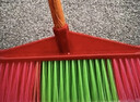 匠廷柯 木桿塑料掃把硬毛批發(fā)家用環(huán)衛掃水戶(hù)外軟毛掃帚頭發(fā)學(xué)校塑料掃把 直桿90cm【5把裝】 曬單實(shí)拍圖