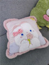 DEATKN德國抱枕毯子兩用二合一枕頭被子女生辦公室午睡車(chē)載車(chē)用沙發(fā)靠墊 捧花粉兔子 含枕芯 【中號38*38cm 毯子展開(kāi)1*1.5m 曬單實(shí)拍圖