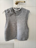 秋季新款休閑大碼寬松無(wú)袖毛衣坎肩文藝立體花朵圓領(lǐng)針織馬甲背心 4517灰色 XL  【建議121斤-135斤】 曬單實(shí)拍圖