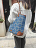 萬(wàn)里馬新款水桶包托特包丹寧牛仔女包情人節通勤慵懶風(fēng)通勤單肩包女包 靛藍配棕色 曬單實(shí)拍圖