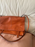 裘真【宋佳同款】植鞣羊皮信使漫郵包松弛大容量通勤休閑郵差包女 焦糖色-大號 曬單實(shí)拍圖