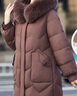 鴨鴨（YAYA）羽絨服女2025年冬季新款中老年媽媽裝中長(cháng)款狐貍毛領(lǐng)連帽外套 曬單實(shí)拍圖