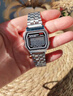 冶芷 復古小方塊電子手表 學(xué)生兒童男女士多功能情侶腕表夜光計時(shí)鬧鐘 小方塊鋼帶手表【銀色】 曬單實(shí)拍圖