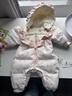 班喜迪嬰兒羽絨服連體衣冬裝嬰幼兒衣服公主女寶寶白鴨絨連帽外出服冬季 粉色 90 充絨量：85g 曬單實(shí)拍圖
