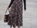 衣香麗影松弛感磨毛格紋半身裙女冬裝新款寬松不規則中長(cháng)裙子 咖啡色 M 曬單實(shí)拍圖
