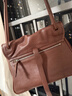 裘真新年禮物 復古001郵差包女單肩通勤大容量斜挎包植鞣頭層牛皮包 咖啡色-中號 曬單實(shí)拍圖
