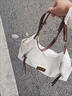 集領(lǐng)腋下包女包2026新款時(shí)尚潮流百搭休閑單肩包大容量斜挎包托特包 撞色腋下單肩包【白色+掛件】 曬單實(shí)拍圖