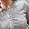 初語(yǔ)修身輕薄云感T恤女2025秋季新款天絲羊毛長(cháng)袖復古亨利領(lǐng)上衣 花灰色 S 曬單實(shí)拍圖