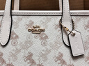 蔻馳（COACH）【禮物】奧萊女士女包馬車(chē)圖案印花CITY迷你托特包斜挎包單肩包 IM/粉筆白色 混合色 曬單實(shí)拍圖