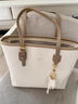 簡(jiǎn)木格托特包 25單肩包大學(xué)生上課手提包軟皮大容量百搭通勤休閑腋下包 托特包【米咖色帶掛件】 曬單實(shí)拍圖