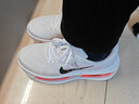 耐克頂級邁柔男子透氣專(zhuān)業(yè)跑步鞋春季NIKE VOMERO PREMIUM HQ2050 103白/黑/亮深紅/塵光子色/山峰白 42 曬單實(shí)拍圖