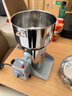 房太太 中藥打粉機家用商用磨粉機不銹鋼粉碎機三七研磨機小型五谷雜糧超細藥店打藥材辣椒電動(dòng)干磨機器 800克【430不銹鋼】加硬鋼刀+無(wú)害粉倉 曬單實(shí)拍圖