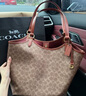 蔻馳（COACH）【禮物】經(jīng)典標志DAY 暗扣托特包單肩包大容量復古斜挎包冬季女包 B4/棕黃色 焦糖色（新版） 曬單實(shí)拍圖