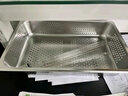 恩壽溯不銹鋼長(cháng)方形漏盆瀝水托盤(pán)鹵菜份數盆 1/1沖孔長(cháng)53*寬32*高10 曬單實(shí)拍圖