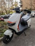 永久電動(dòng)摩托車(chē) 大踏板長(cháng)續航智能解鎖新國標外賣(mài)通勤電摩72V20Ah 酷牛系列 極地白 曬單實(shí)拍圖