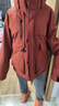 鴨鴨（YAYA）王一博同款騏驥紅時(shí)尚戶(hù)外情侶羽絨服2025冬季新款派克服保暖外套 砂巖紅色-YE4B006337P 【防風(fēng)抗寒/暖護戶(hù)外】 M 曬單實(shí)拍圖