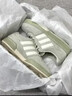 adidas「面包鞋」COURTIC經(jīng)典運動(dòng)板鞋男女阿迪達斯官方三葉草 淺綠/奶油白   42.5 曬單實(shí)拍圖