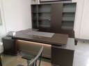 嘉志辦公桌老板桌簡(jiǎn)約現代輕奢大氣總裁桌辦公家具大班臺經(jīng)理桌椅組合 1.8m單柜【彩金胡桃木皮+實(shí)木過(guò)線(xiàn)盒+密碼鎖】 曬單實(shí)拍圖