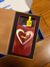 Tagi. 《讓人開(kāi)心》金屬支架皮質(zhì)愛(ài)心手機殼用蘋(píng)果手機硬殼三八女神節 開(kāi)心櫻桃 iPhone 17 Pro Max 曬單實(shí)拍圖