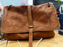 裘真洗水001郵差包女大容量托特包單肩斜挎植鞣牛皮包包 焦糖色-加大號 曬單實(shí)拍圖