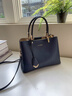 MOCCSOCC包包女包2026奢侈品牌新款牛皮斜挎手提包大容量媽媽包生日禮物 藏藍色【禮盒裝】 中包 曬單實(shí)拍圖