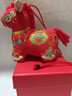 tengchanshu2026年馬年刺繡香囊掛飾國潮掛件立體小馬香包玩偶擺件馬年禮品 靈駒賜?！t色（含掛脖繩+小禮盒） 禮盒裝+艾粉包 曬單實(shí)拍圖