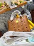 MCM【年終奢品】Toni Visetos老花單肩斜挎包菜籃子托特包送女生禮物 干邑色MWPAATN04CO001 曬單實(shí)拍圖