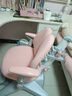 一棵檸檬兒童學(xué)習椅自動(dòng)追背矯正坐姿專(zhuān)用學(xué)生座椅家用書(shū)桌可升降寫(xiě)字椅子 自動(dòng)追背_粉色（腳踏+4D扶手） 曬單實(shí)拍圖