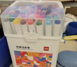 得力（deli）【京東金榜】36色兒童學(xué)生圓桿丙烯馬克筆桶裝水彩筆生日禮物防水手繪記號筆元旦樹(shù)涂鴉美育 曬單實(shí)拍圖