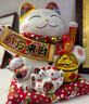 吉貓堂招財貓擺件開(kāi)業(yè)大號自動(dòng)搖手店鋪前臺家居客廳裝飾發(fā)財貓送禮禮品 32CM高【我為財運舉大旗】當次日達 【禮盒+坐墊+圍脖】電池插電兩用 曬單實(shí)拍圖